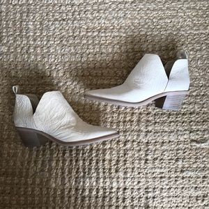 NWOT White dolce vita boots